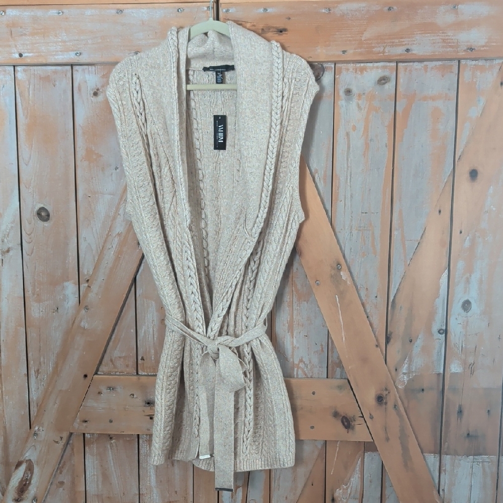 NWT.   WHITE HOUSE BLACK MARKET sleeveless Cardigan.